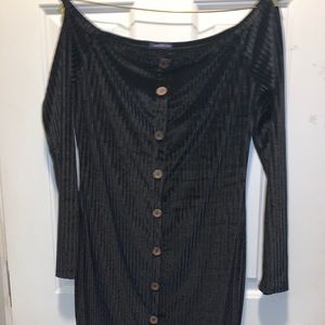 Black dressed the shoulder